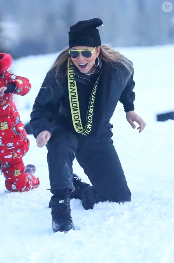 Exclusif - Mariah Carey et son compagnon Bryan Tanaka jouent dans la neige de la station de Aspen avec les enfants de Mariah, Moroccan et Monroe le 27 décembre 2018.