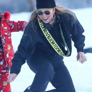 Exclusif - Mariah Carey et son compagnon Bryan Tanaka jouent dans la neige de la station de Aspen avec les enfants de Mariah, Moroccan et Monroe le 27 décembre 2018.