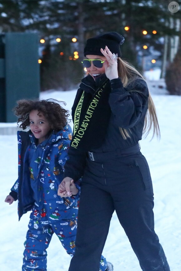 Exclusif - Mariah Carey et son compagnon Bryan Tanaka jouent dans la neige de la station de Aspen avec les enfants de Mariah, Moroccan et Monroe le 27 décembre 2018.