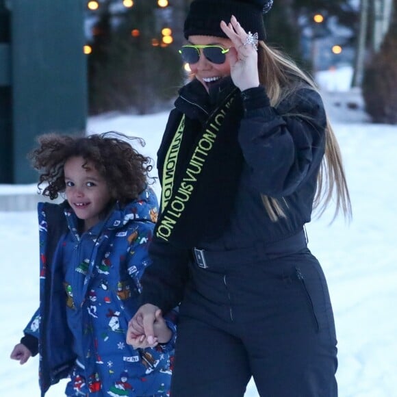 Exclusif - Mariah Carey et son compagnon Bryan Tanaka jouent dans la neige de la station de Aspen avec les enfants de Mariah, Moroccan et Monroe le 27 décembre 2018.