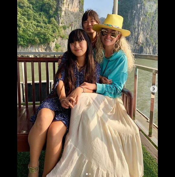 Laeticia Hallyday au Vietnam pour Noël avec ses deux filles Jade et Joy. Photo publiée sur Instagram le 25 décembre 2018.