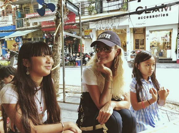 Laeticia Hallyday et ses filles en voyage a Vietnam, janvier 2019.
