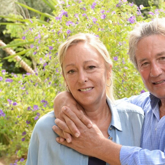 Exclusif - Patrick Sabatier et sa femme Isabelle - C'est durant le week-end du 9 au 11 octobre que le grand chef Christophe Leroy de Saint-Tropez, a organisé dans son hôtel restaurant situé dans la Palmeraie, les premières vendanges de Marrakech avec la complicité de l'organisatrice Stéphanie Cassan, en présence du Consul de France, au profit de l'association CSSF qui aide à la scolarisation, de jeunes filles marocaines issues du milieu rural. Trois jours après l'annulation de la fête de la bière à Casablanca, organiser des vendanges autour du terroir et des vignes marocaines étaient osées. Pourtant la manifestation qui réunissaient des viticulteurs venus de tout le Maroc et de la région du vin de Meknes ou d'Essaouira a remporté un fier succès lors de la dégustation des crus Marocains dans les jardins de l'hôtel. Une conférence de l'astronaute Patrick Baudry qui était venu avec sa femme Stéphanie pour raconter la première bouteille de bordeaux français qu il a emmené lors de son vol dans l'espace.. Un dîner a eu lieu pour clôturer l'évènement cuisiné à 4 mains entre Christophe Leroy et la grande chef Marocaine Myriam Ettahri (jury de l'émission MasterChef Marocain) et d'une vente aux enchères au profit de l'association. Le grand artiste contemporain Karl Lagasse avait réalisé une réalisation sur les vendanges dans les bassins avec les fontaines de l'hôtel. © Rachid Bellak/ LMS/ Bestimage