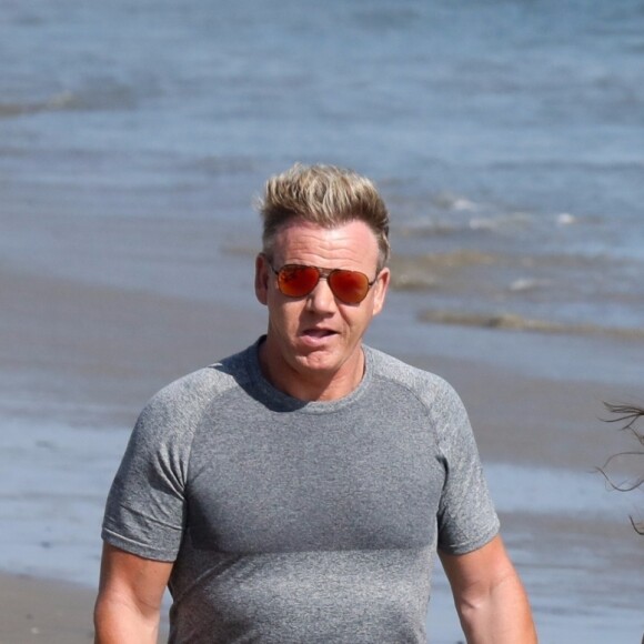 Exclusif - Gordon Ramsay, sa femme Tana et leur fille Holly se promènent sur la plage à Malibu, le 29 juillet 2018.
