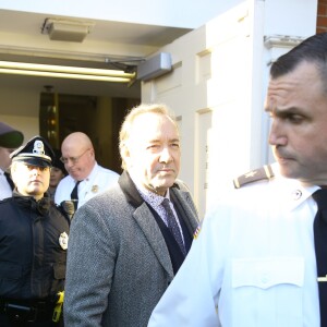 Kevin Spacey quitte le palais de justice à Nantucket, dans le Massachusetts, où l'acteur avait rendez-vous avec un juge qui devait lui signifier son inculpation pour l'agression sexuelle d'un jeune homme de 18 ans en 2016. Nantucket, le 7 janvier 2019.