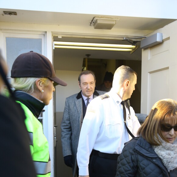 Kevin Spacey quitte le palais de justice à Nantucket, dans le Massachusetts, où l'acteur avait rendez-vous avec un juge qui devait lui signifier son inculpation pour l'agression sexuelle d'un jeune homme de 18 ans en 2016. Nantucket, le 7 janvier 2019.