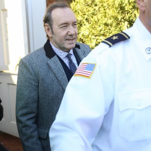 Kevin Spacey quitte le palais de justice à Nantucket, dans le Massachusetts, où l'acteur avait rendez-vous avec un juge qui devait lui signifier son inculpation pour l'agression sexuelle d'un jeune homme de 18 ans en 2016. Nantucket, le 7 janvier 2019.