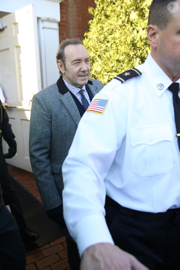 Kevin Spacey quitte le palais de justice à Nantucket, dans le Massachusetts, où l'acteur avait rendez-vous avec un juge qui devait lui signifier son inculpation pour l'agression sexuelle d'un jeune homme de 18 ans en 2016. Nantucket, le 7 janvier 2019.