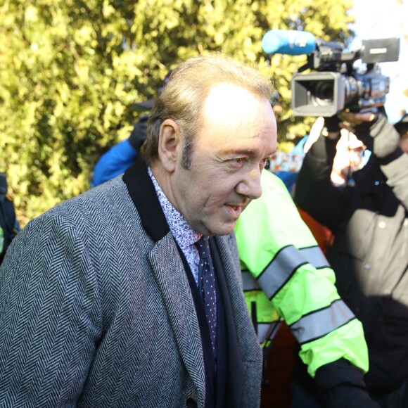 Kevin Spacey quitte le palais de justice à Nantucket, dans le Massachusetts, où l'acteur avait rendez-vous avec un juge qui devait lui signifier son inculpation pour l'agression sexuelle d'un jeune homme de 18 ans en 2016. Nantucket, le 7 janvier 2019.