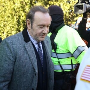 Kevin Spacey quitte le palais de justice à Nantucket, dans le Massachusetts, où l'acteur avait rendez-vous avec un juge qui devait lui signifier son inculpation pour l'agression sexuelle d'un jeune homme de 18 ans en 2016. Nantucket, le 7 janvier 2019.