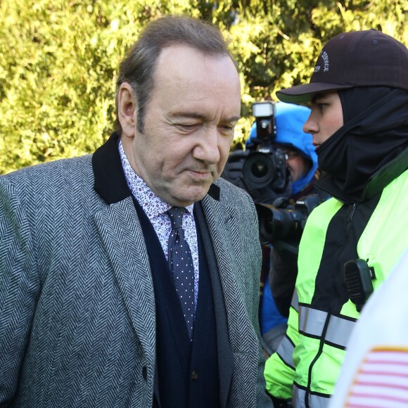 Kevin Spacey quitte le palais de justice à Nantucket, dans le Massachusetts, où l'acteur avait rendez-vous avec un juge qui devait lui signifier son inculpation pour l'agression sexuelle d'un jeune homme de 18 ans en 2016, la première matérialisation pénale des dizaines d'accusations qui pèsent sur lui. Le comédien ne s'est pas exprimé durant l'audience, mais selon plusieurs médias locaux, il a plaidé non coupable, conformément à ce qu'il avait annoncé. Nantucket le 7 janvier 2019 07/01/2019 - Nantucket