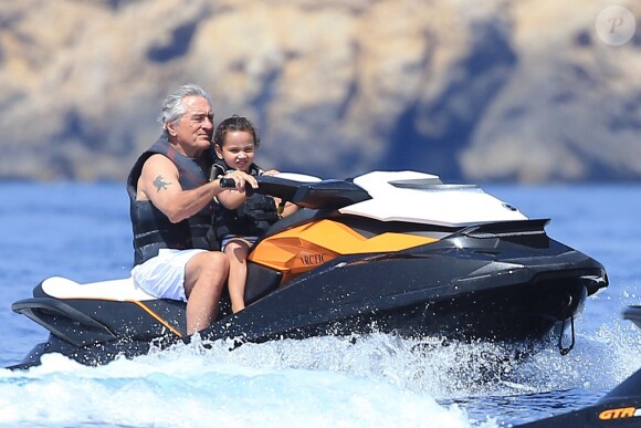 Exclusif - Robert de Niro et sa femme Grace Hightower passent leurs vacances avec leurs enfants Drena, Elliot, Helen Grace et Julian Henry, sur un yacht à Ibiza. Le 4 juillet 2015