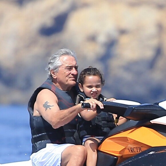 Exclusif - Robert de Niro et sa femme Grace Hightower passent leurs vacances avec leurs enfants Drena, Elliot, Helen Grace et Julian Henry, sur un yacht à Ibiza. Le 4 juillet 2015