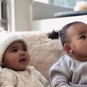 True Thompson (fille de Khloé Kardashian et Tristan Thompson) et Chicago West (fille de Kim Kardashian et Kanye West). Décembre 2018.