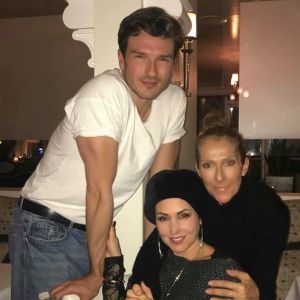 Windy Karigianes prend la pose avec Pepe Munoz et Céline Dion à Las Vegas. Janvier 2019