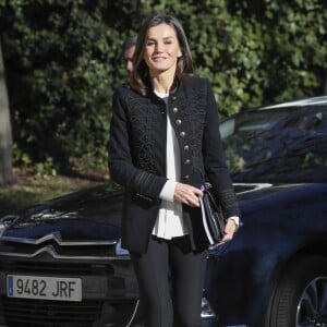 La reine Letizia d'Espagne (en Zara et Hugo Boss, ses basiques) prenait part le 9 janvier 2019 à Madrid à une réunion de travail de la Fondation d'aide contre la toxicomanie.