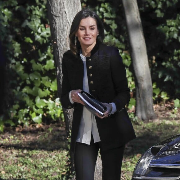 La reine Letizia d'Espagne (en Zara et Hugo Boss, ses basiques) prenait part le 9 janvier 2019 à Madrid à une réunion de travail de la Fondation d'aide contre la toxicomanie.