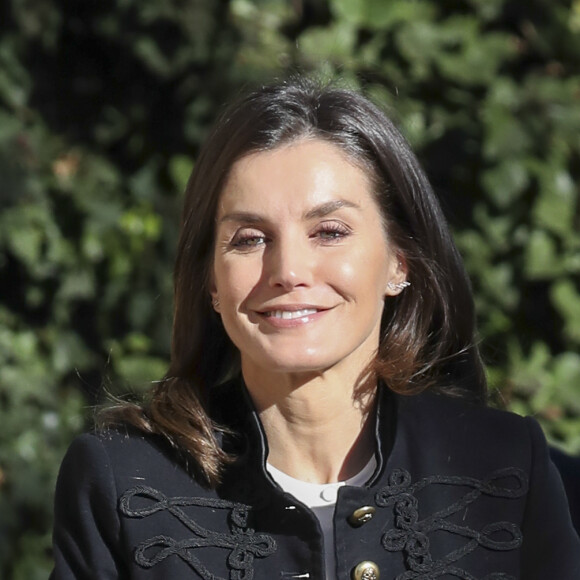 La reine Letizia d'Espagne (en Zara et Hugo Boss, ses basiques) prenait part le 9 janvier 2019 à Madrid à une réunion de travail de la Fondation d'aide contre la toxicomanie.