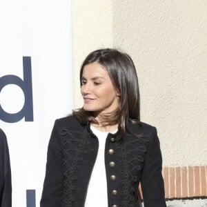 La reine Letizia d'Espagne (en Zara et Hugo Boss, ses basiques) prenait part le 9 janvier 2019 à Madrid à une réunion de travail de la Fondation d'aide contre la toxicomanie.