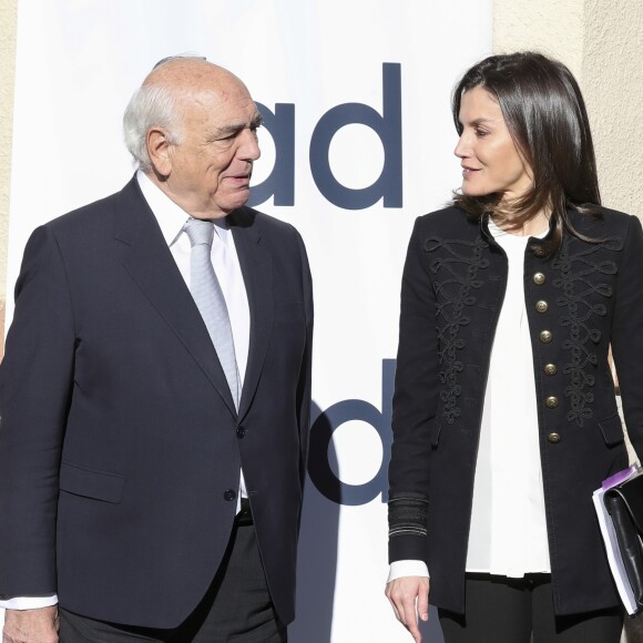 La reine Letizia d'Espagne (en Zara et Hugo Boss, ses basiques) prenait part le 9 janvier 2019 à Madrid à une réunion de travail de la Fondation d'aide contre la toxicomanie.