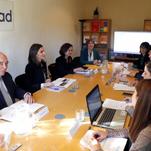 La reine Letizia d'Espagne (en Zara et Hugo Boss, ses basiques) prenait part le 9 janvier 2019 à Madrid à une réunion de travail de la Fondation d'aide contre la toxicomanie.