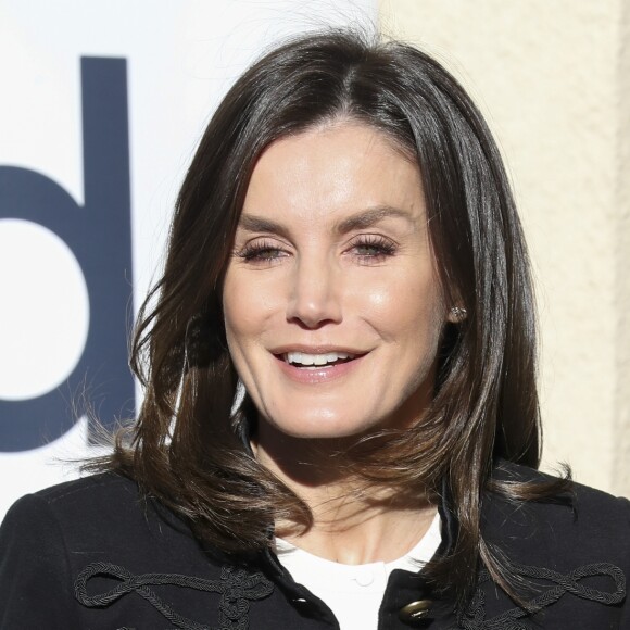 La reine Letizia d'Espagne (en Zara et Hugo Boss, ses basiques) prenait part le 9 janvier 2019 à Madrid à une réunion de travail de la Fondation d'aide contre la toxicomanie.