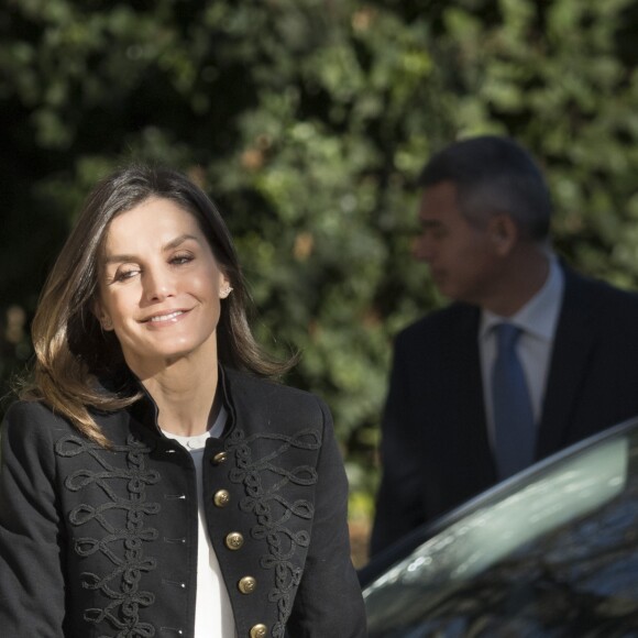 La reine Letizia d'Espagne (en Zara et Hugo Boss, ses basiques) prenait part le 9 janvier 2019 à Madrid à une réunion de travail de la Fondation d'aide contre la toxicomanie.