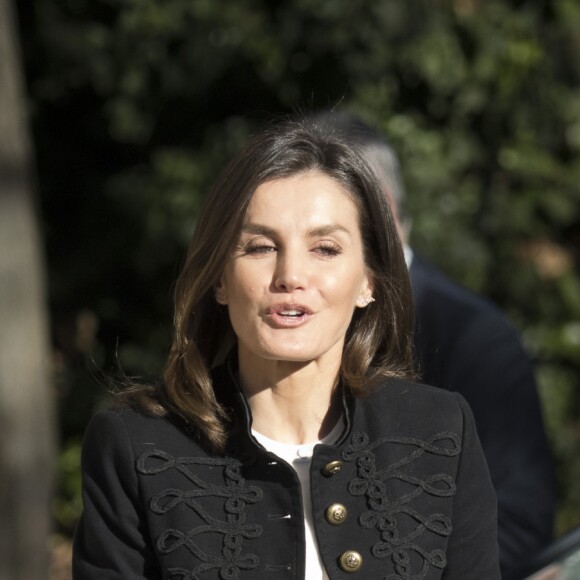 La reine Letizia d'Espagne (en Zara et Hugo Boss, ses basiques) prenait part le 9 janvier 2019 à Madrid à une réunion de travail de la Fondation d'aide contre la toxicomanie.