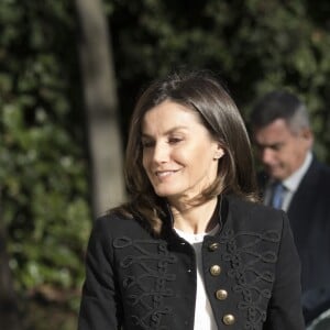 La reine Letizia d'Espagne (en Zara et Hugo Boss, ses basiques) prenait part le 9 janvier 2019 à Madrid à une réunion de travail de la Fondation d'aide contre la toxicomanie.