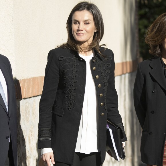 La reine Letizia d'Espagne (en Zara et Hugo Boss, ses basiques) prenait part le 9 janvier 2019 à Madrid à une réunion de travail de la Fondation d'aide contre la toxicomanie.