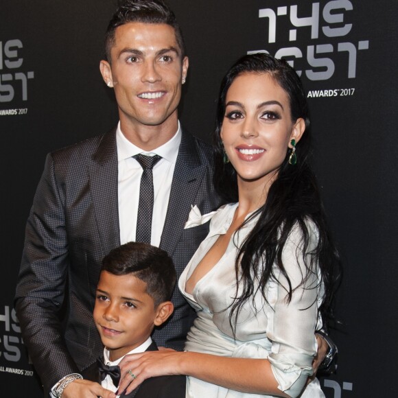 Cristiano Ronaldo (meilleur joueur), son fils Cristiano Jr et sa compagne Georgina Rodriguez enceinte - The Best FIFA Football Awards 2017 au London Palladium à Londres, le 23 octobre 2017. © Pierre Perusseau/Bestimage