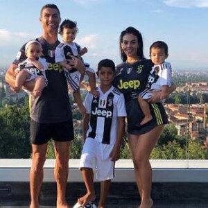 Cristiano Ronaldo pose avec sa compagne Georgina Rodriguez et ses quatre enfants Cristiano Jr, Mateo, Eva et Alana Martina. Tous sont aux couleurs de la Juventus de Turin. Instagram, le 21 août 2018.