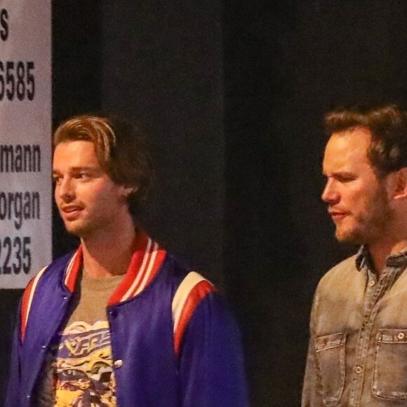 Exclusif - Chris Pratt et Patrick Schwarzenegger se baladent la nuit à Los Angeles le 12 décembre 2018. Chris Pratt semble bien parti pour une idylle avec la soeur de Patrick.