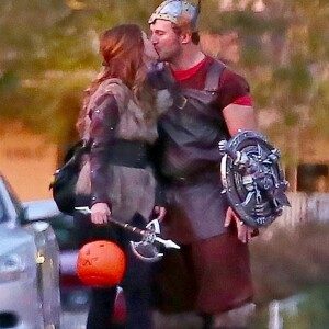 Exclusif - Chris Pratt et son ex Anna Faris déguisés pour Halloween se retrouvent pour une partie de "Trick or treating" avec leur fils Jack dans les rues de Los Angeles. Chris est aussi accompagné de sa compagne Katherine Schwarzenegger. Anna est aussi venue avec son compagnon Michael Barrett. Le 1er novembre 2018
