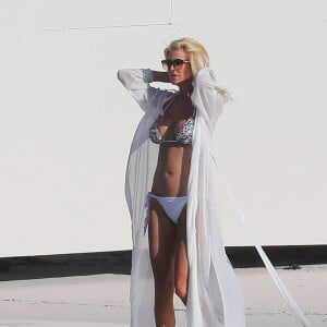 Victoria Silvstedt sur la plage de l'Eden Roc lors de ses vacances à Saint-Barthélemy, le 5 janvier 2019.