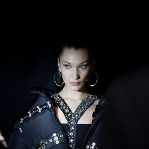 Bella Hadid dans les coulisses du défilé Versace (collection homme automne-hiver 2019-20) lors de la Fashion Week de Milan. Le 12 janvier 2019.