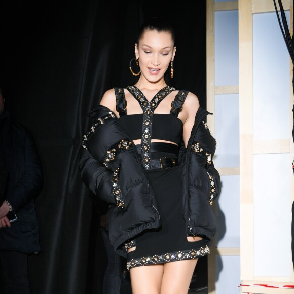 Bella Hadid dans les coulisses du défilé Versace (collection homme automne-hiver 2019-20) lors de la Fashion Week de Milan. Le 12 janvier 2019.