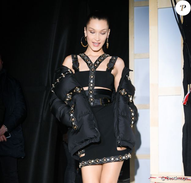 Bella Hadid dans les coulisses du défilé Versace (collection homme automne-hiver 2019-20) lors de la Fashion Week de Milan. Le 12 janvier 2019.