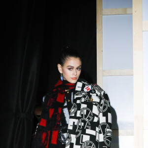 Kaia Gerber dans les coulisses du défilé Versace (collection homme automne-hiver 2019-20) lors de la Fashion Week de Milan. Le 12 janvier 2019.