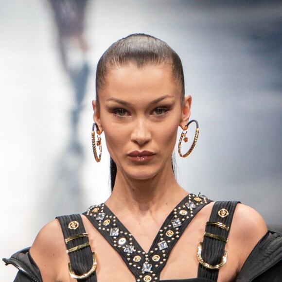 Bella Hadid - Défilé Versace (collection homme automne-hiver 2019-20) lors de la Fashion Week de Milan. Le 12 janvier 2019.