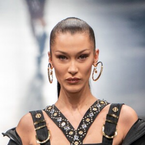 Bella Hadid - Défilé Versace (collection homme automne-hiver 2019-20) lors de la Fashion Week de Milan. Le 12 janvier 2019.