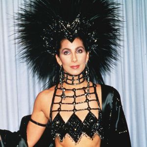 Cher, habillée par Bob Mackie, pour la cérémonie des Oscars en 1986.