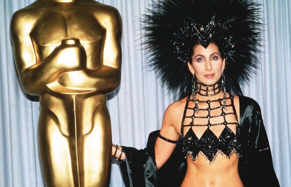 Cher, habillée par Bob Mackie, pour la cérémonie des Oscars en 1986.
