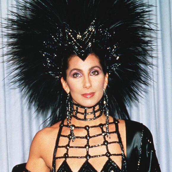 Cher, habillée par Bob Mackie, pour la cérémonie des Oscars en 1986.