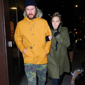 Kate Hudson et son compagnon Danny Fujikawa dans la rue à New York le 10 janvier 2019.