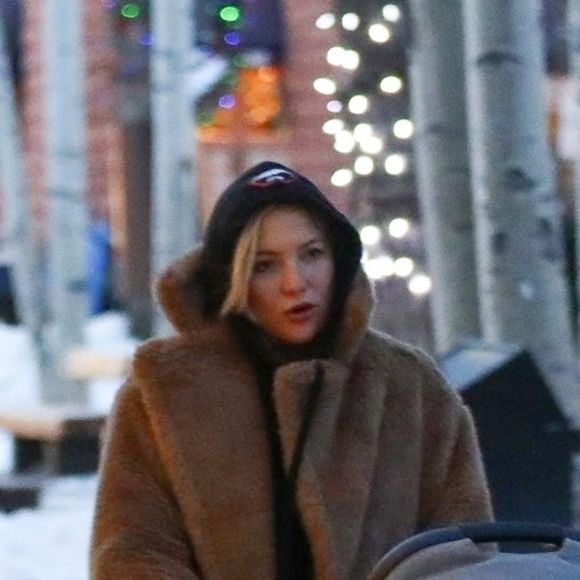 Kate Hudson, son compagnon Danny Fujikawa et leur bébé Rani Rose sortent d'un dîner chez "Meat & Cheese" dans la station de Aspen le 23 décembre 2018.