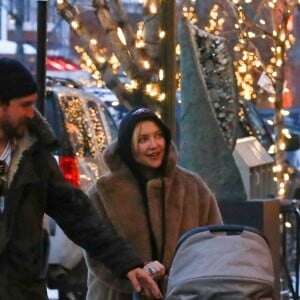 Kate Hudson, son compagnon Danny Fujikawa et leur bébé Rani Rose sortent d'un dîner chez "Meat & Cheese" dans la station de Aspen le 23 décembre 2018.
