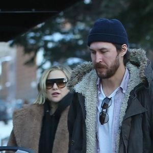 Kate Hudson, son compagnon Danny Fujikawa et leur bébé Rani Rose sortent d'un dîner chez "Meat & Cheese" dans la station de Aspen le 23 décembre 2018.