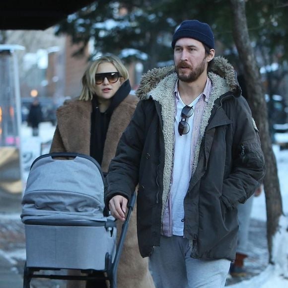 Kate Hudson, son compagnon Danny Fujikawa et leur bébé Rani Rose sortent d'un dîner chez "Meat & Cheese" dans la station de Aspen le 23 décembre 2018.