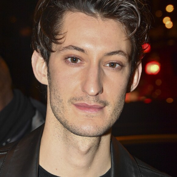 Pierre Niney à l'extérieur du défilé Balmain homme automne hiver 2019/2020 à Paris le 18 janvier 2019